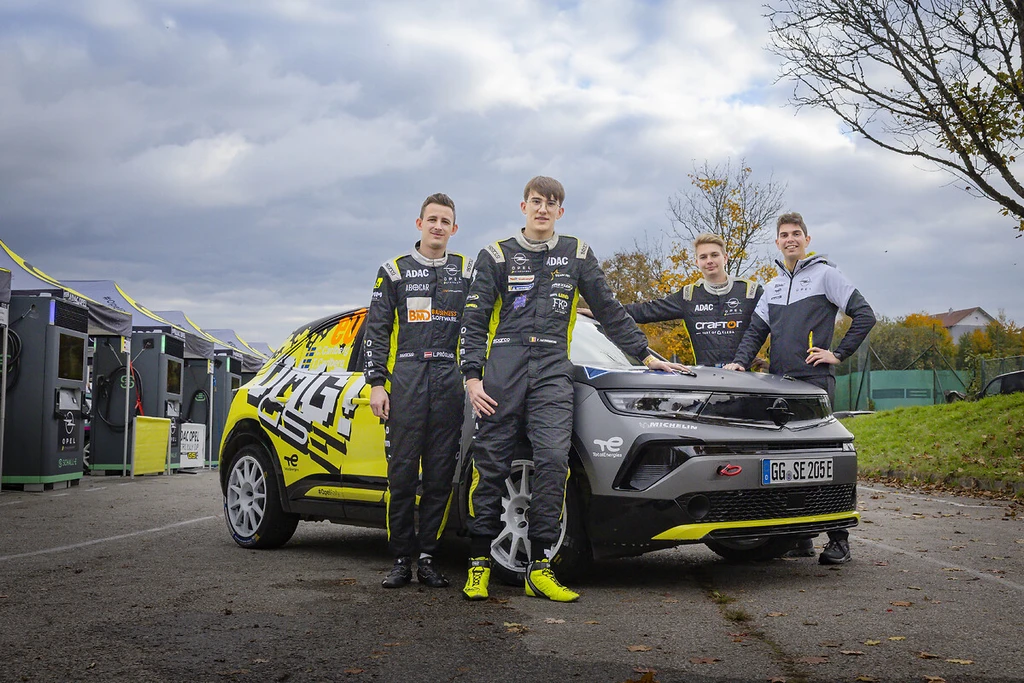 Rally champions among themselves: Luca Pröglhöf, Tom Heindrichs, Calle Carlberg and Timo Schulz (from left to right) at the new Opel Mokka GSE Rally.