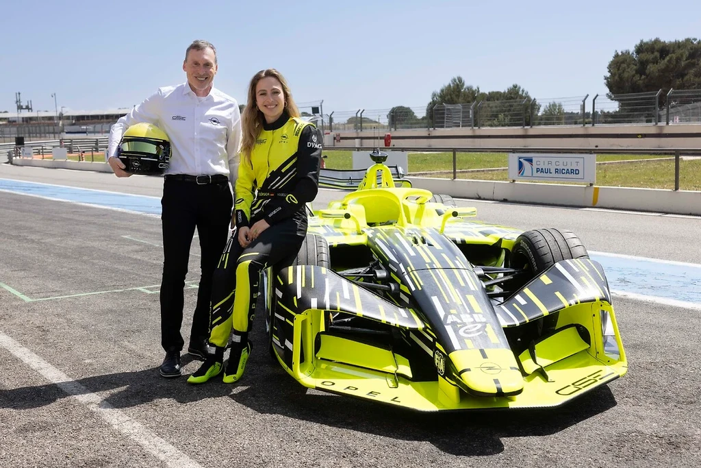 Team Principal Jörg Schrott and test and development driver Sophia Flörsch with the new Opel GSE 27 FE prototype