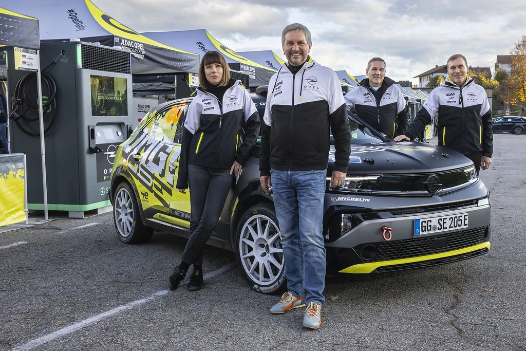 Successful cooperation in electric rallying: Rebecca Reinermann, Vice President Marketing Opel and Vauxhall, ADAC Sport President Dr. Gerd Ennser, ADAC Head of Motorsport Thomas Voss, and Jörg Schrott, Head of Opel Motorsport (from left to right).